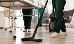 SDA - Guide - Indeklima - Person støvsuger kontor