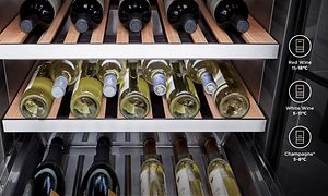  Vinflasker ligger på tre hylder inde i et LG Signature vinkøleskab