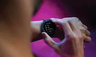 Garmin Venu på armen af mand