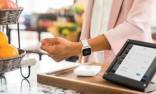 Garmin Venu-ur på armen af kvinde, der betaler med Garmin Pay