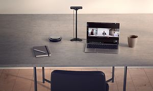 Hjemmekontor-setup på et skrivebord
