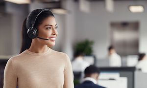 Kvinde med headset på et kontor