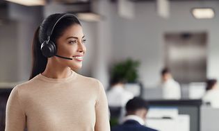 Kvinde med headset på et kontor