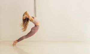 Kvinde dyrker yoga i stofgynge