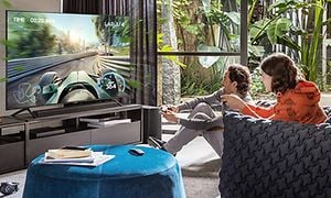 Mand og kvinde gamer på Samsung Tv og Samsung soundbar