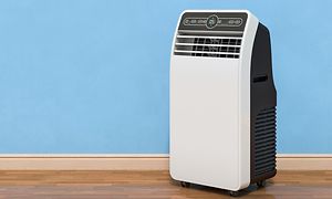 Transportabel aircondition ved siden af en blå væg