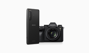 Sony Xperia Pro ved siden af et professionelt kamera