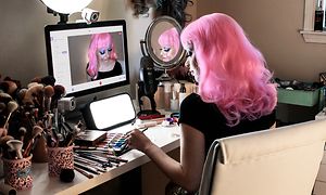 Kvinde lægger sin makeup under en live stream