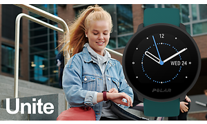 Et Polar Unite smartwatch på håndleddet af en ung kvinde