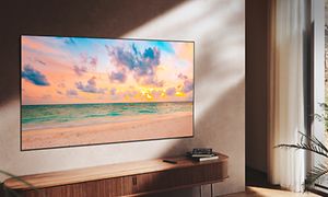Samsung-QLED TV med strand i solnedgang