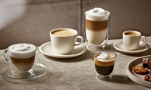 Fem forskellige typer kaffedrikke på et bord