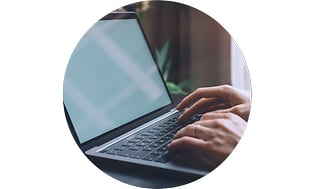 Mobilforsikring: Hænder skriver på tastatur på laptop