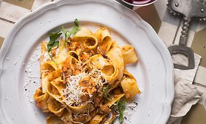 Hjemmelavet pasta bolognese på en tallerken