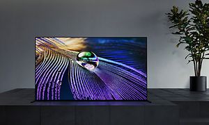 Sony-TV-A90J i en stue