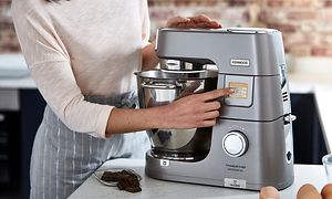 En kvinde trykker på SimpleTouch-skærmen på Kenwood Chef XL Patissier køkkenmaskine