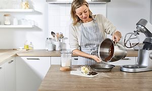 En kvinde i et køkken bager med Kenwood Chef XL Elite køkkenmaskine