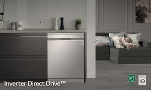 Integreret LG opvaskemaskine i et køkken med et sovende barn på en sofa i baggrunden og Interverter Direct Drive-tekst