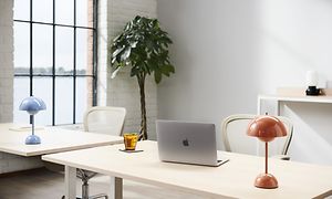 Apple MacBook på et skrivebord