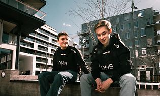Nyhrox og Endretta sidder på bænk