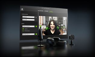 Kvinde foran et webcam med udstyr til hjemmestudio