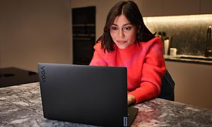 Lenovo Yoga Slim 7 Pro X - Kvinde med laptop i køkken
