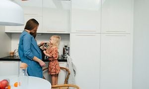 MDA-Fridges-Gravid kvinde og lille pige i et køkken