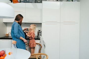 MDA-Fridges-Gravid kvinde og lille pige i et køkken