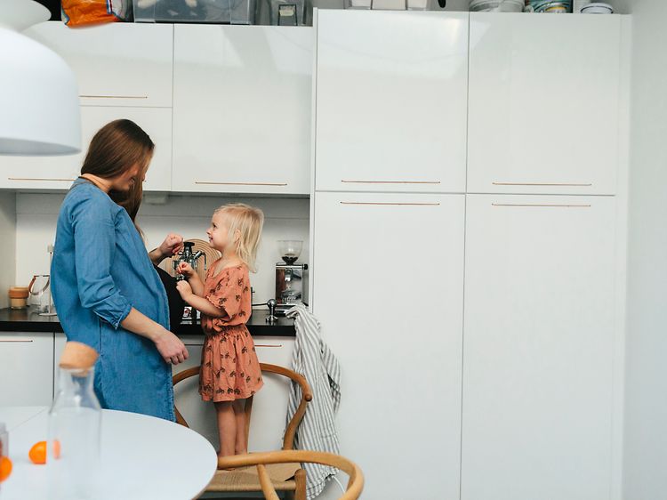 MDA-Fridges-Gravid kvinde og lille pige i et køkken