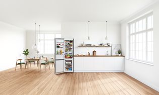 Køkken med åbent kølefryseskab fra Bosch