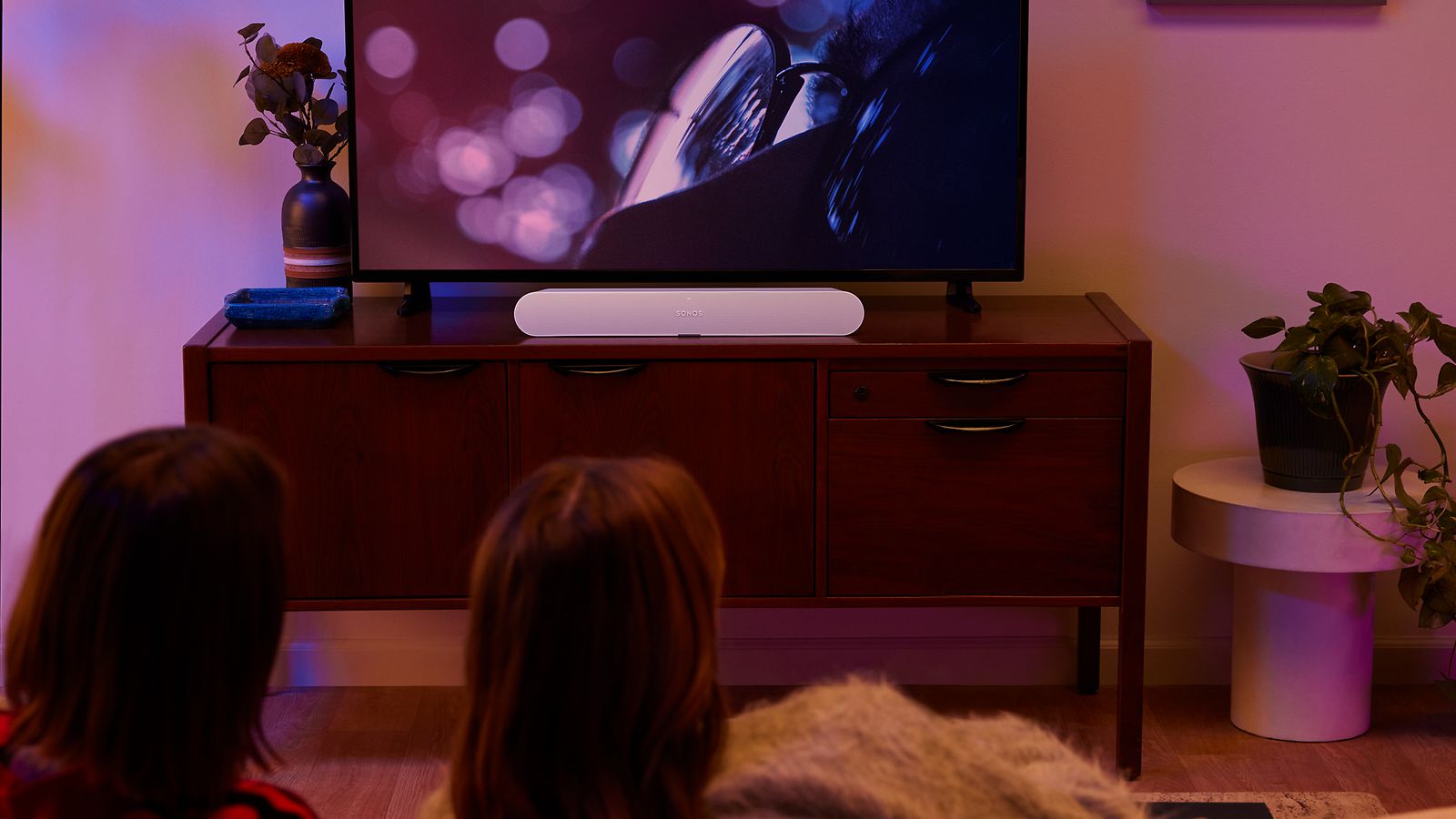 Sonos-Par ser på TV i mørket