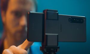 Sony Xperia 1 IV på et stativ med en person, der filmer