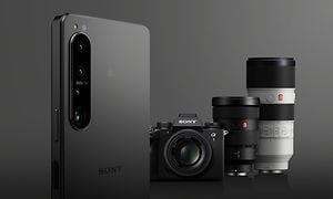 Sony Xperia 1 IV og Alpha kameraer og objektiver i baggrunden