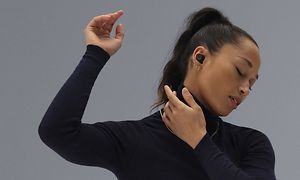 Sennheiser - Kvinde danser med Momentum TW3