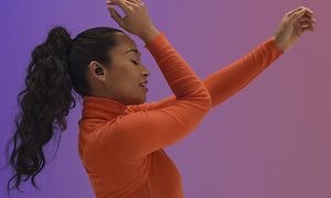 Sennheiser - Kvinde i orange danser med Momentum TW3