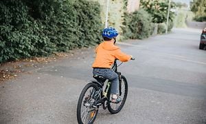 Telecom - Smart Watch - En dreng på sin cykel