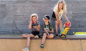 Telecom - Smartwatch - Tre piger på en skaterampe i solen