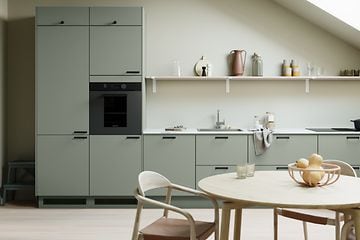 Lysegrønt EPOQ Trend-køkken med højskabe hvid marmor bordplade, stålvask, kogeplade med indbygget enhætte, ovn og svævehylde