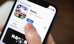 Person installerer Roblox fra App Store