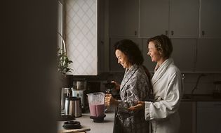 Kvinder i et køkken med en blender
