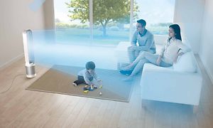 En Pure Cool Tower PP00 fordeler ren blå luft til en familie i en stue