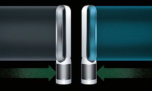 To Dyson Pure Cool Tower PP00, hvor den ene udsender grå luft og den anden blå luft