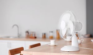 Ventilator på et køkkenbord