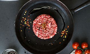 Hamburgerkød på stegepande set fra ove