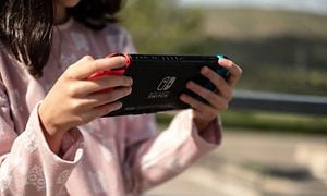 En lille pige holder en Nintendo Switch