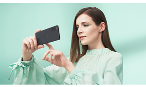 En kvinde rører ved en Xperia 10