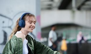 En kvinde med WH-XB910 hovedtelefoner