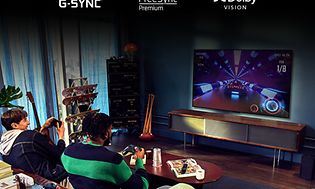 To børn, der gamer på et TV