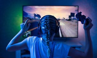 TV og opdateringshastighed: Pige gamer på TV