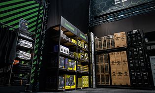 Hylder med gaming i Elgiganten