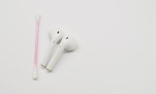 Vedligehold af trådløse høretelefoner: AirPods og en vatpind